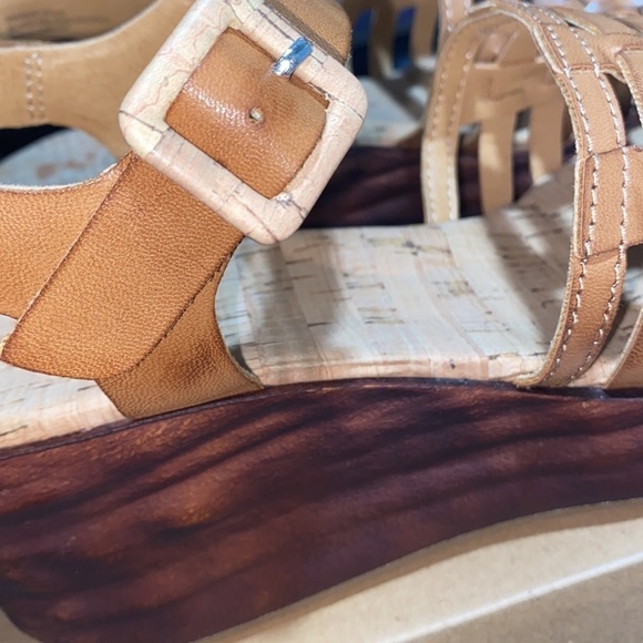 Korks Marley Sandals New in box wedge platform tan faux leather size 9 - Picture 3 of 5